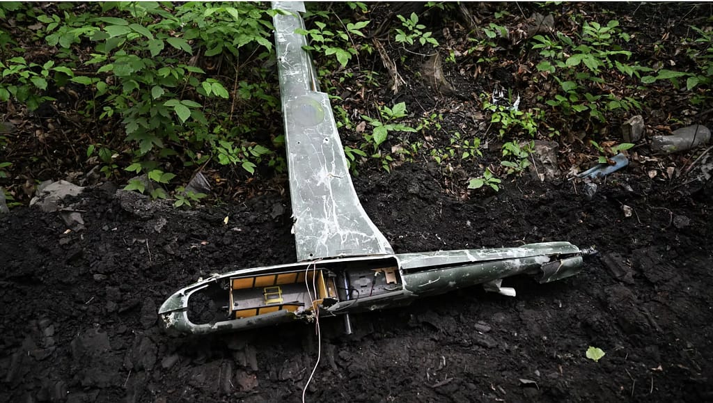 Las fuerzas de defensa antiaérea rusas interceptaron y destruyeron 215 drones ucranianos durante la noche del 1 al 2 de mayo. El Ministerio de Defensa ruso calificó la acción como un éxito operativo y detalló que los aparatos fueron abatidos en múltiples regiones del país.