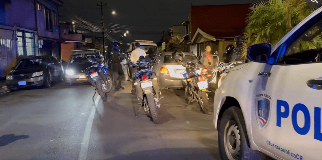 Policias costarricenses ponen orden.
