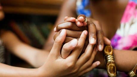Gemelas británicas descubren a los 49 años que tienen padres biológicos diferentes